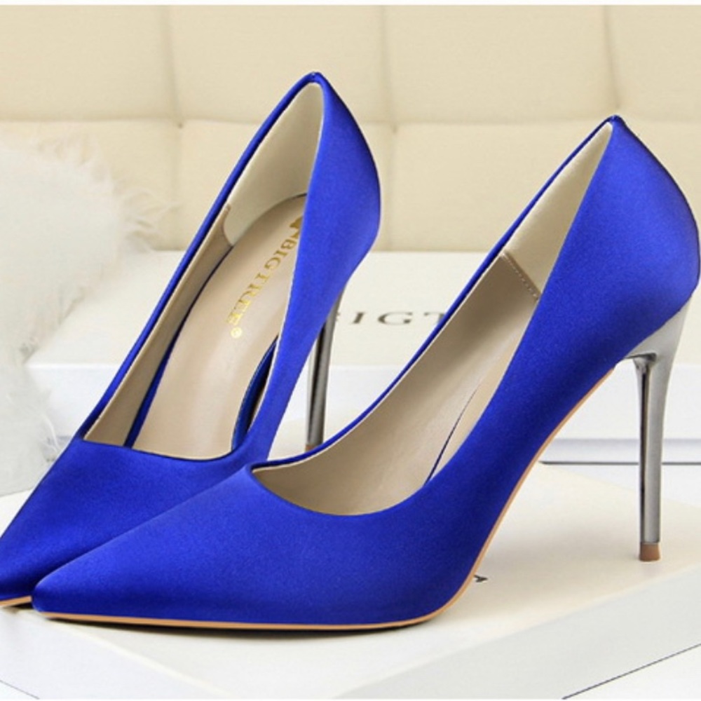 Simple satin shallow pointed high heels